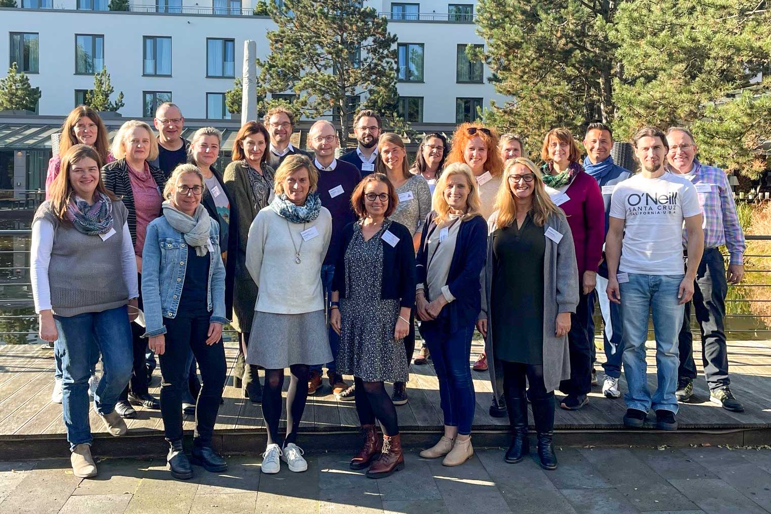 Gruppenfoto von 25 Schulleiter*innen aus NRW