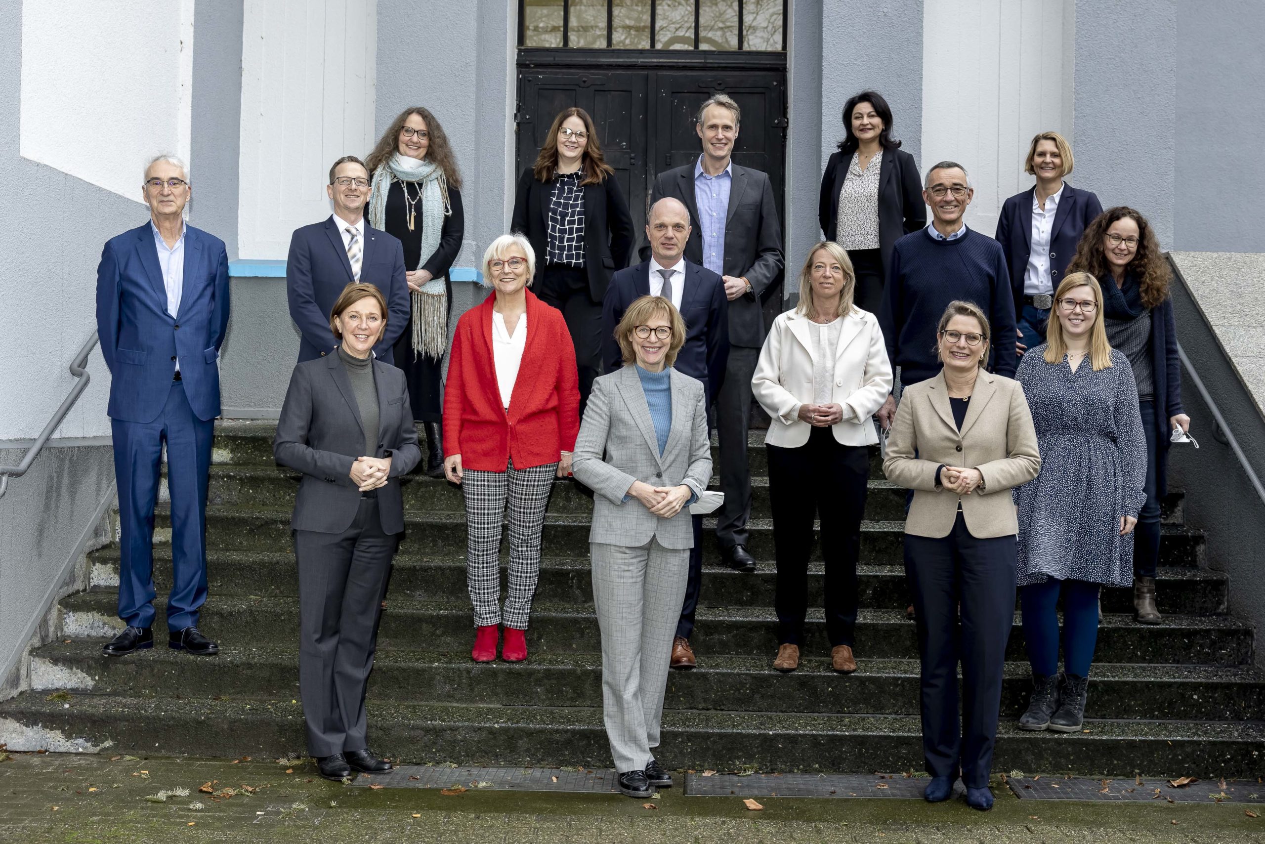 Die Bildungsministerinnen Dr. Stefanie Hubig (Rheinland-Pfalz) und Ministerin Yvonne Gebauer stehen mit 14 weiteren Personen auf einer Treppe in Gelsenkirchen